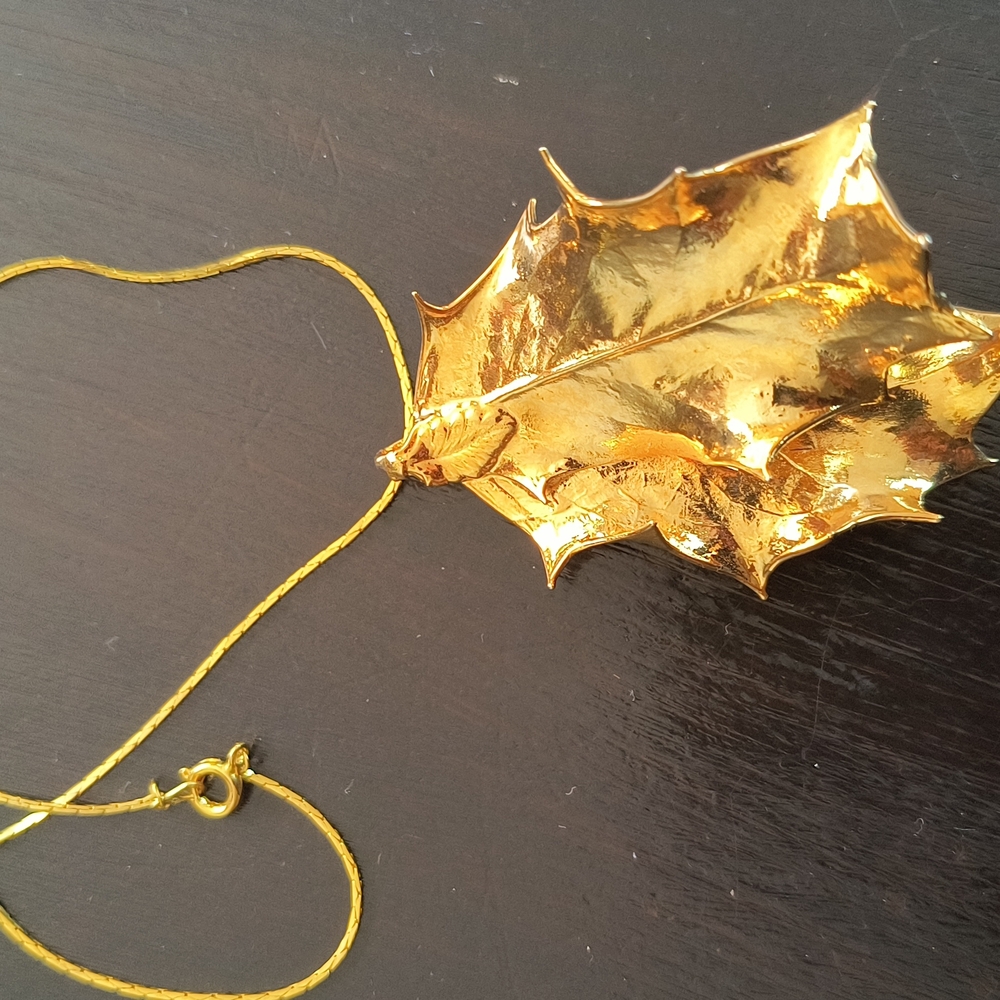 Real Holly Leaves Dipped in 24k Gold. Comes with chain necklace - Picture 8 of 11